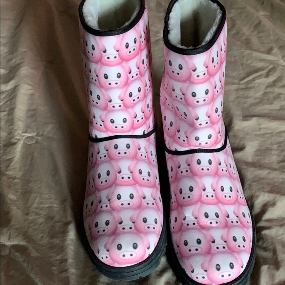 Pig emoji shearling boots